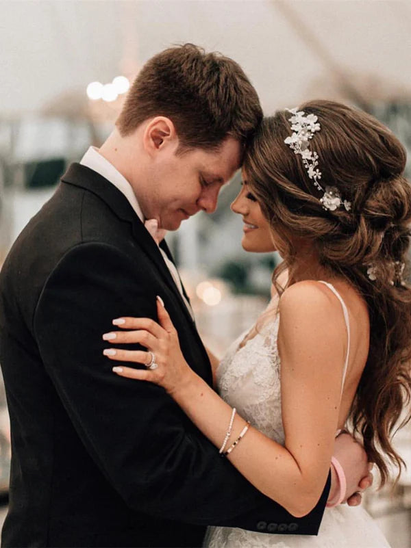 Alluring V-neck A-line Wedding Dresses Appliqued Tulle Bridal Gowns Elegant Wholesale