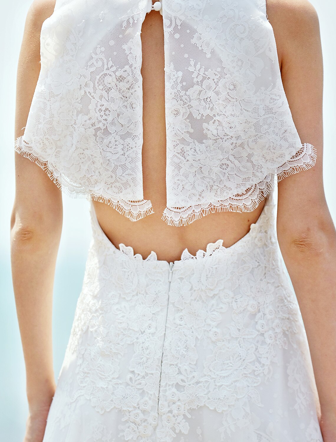 Aimishang Wedding Dresses Sheath / Column V Neck Sleeveless Court Train Lace Bridal Gowns With Appliques Button