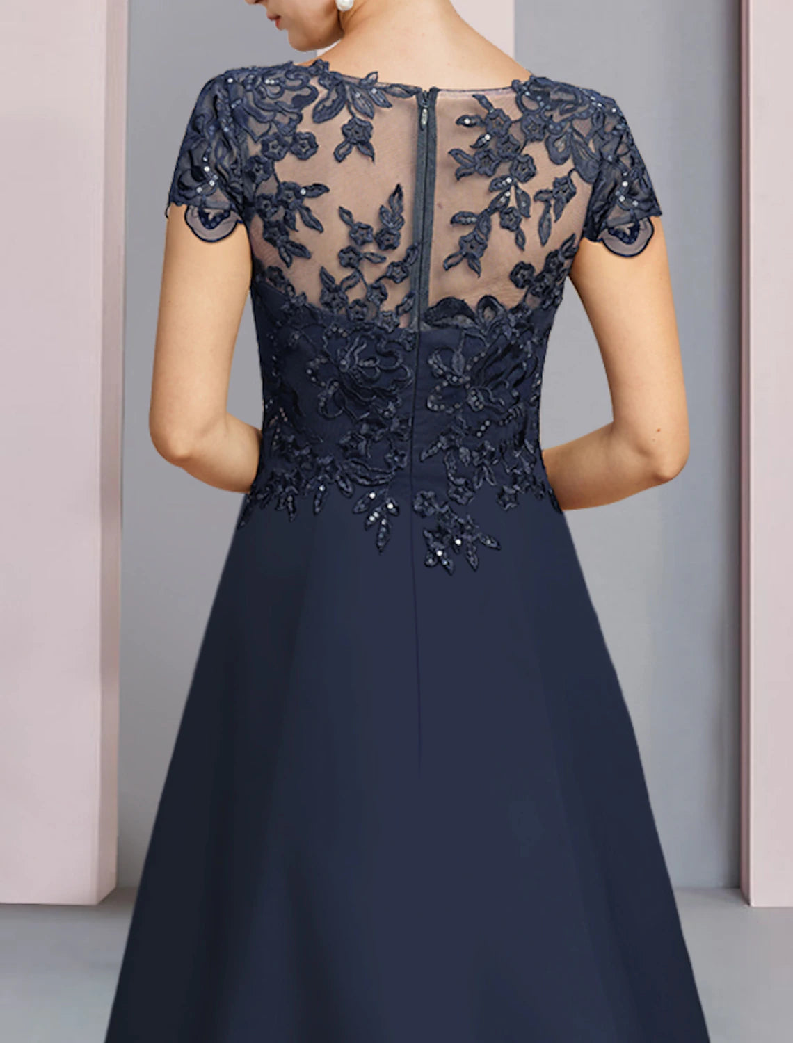 Wholesale A-Line Mother of the Bride Dress Formal Wedding Guest Party Elegant Scoop Neck Sweep / Brush Train Satin Lace Short Sleeve with Sequin Appliques