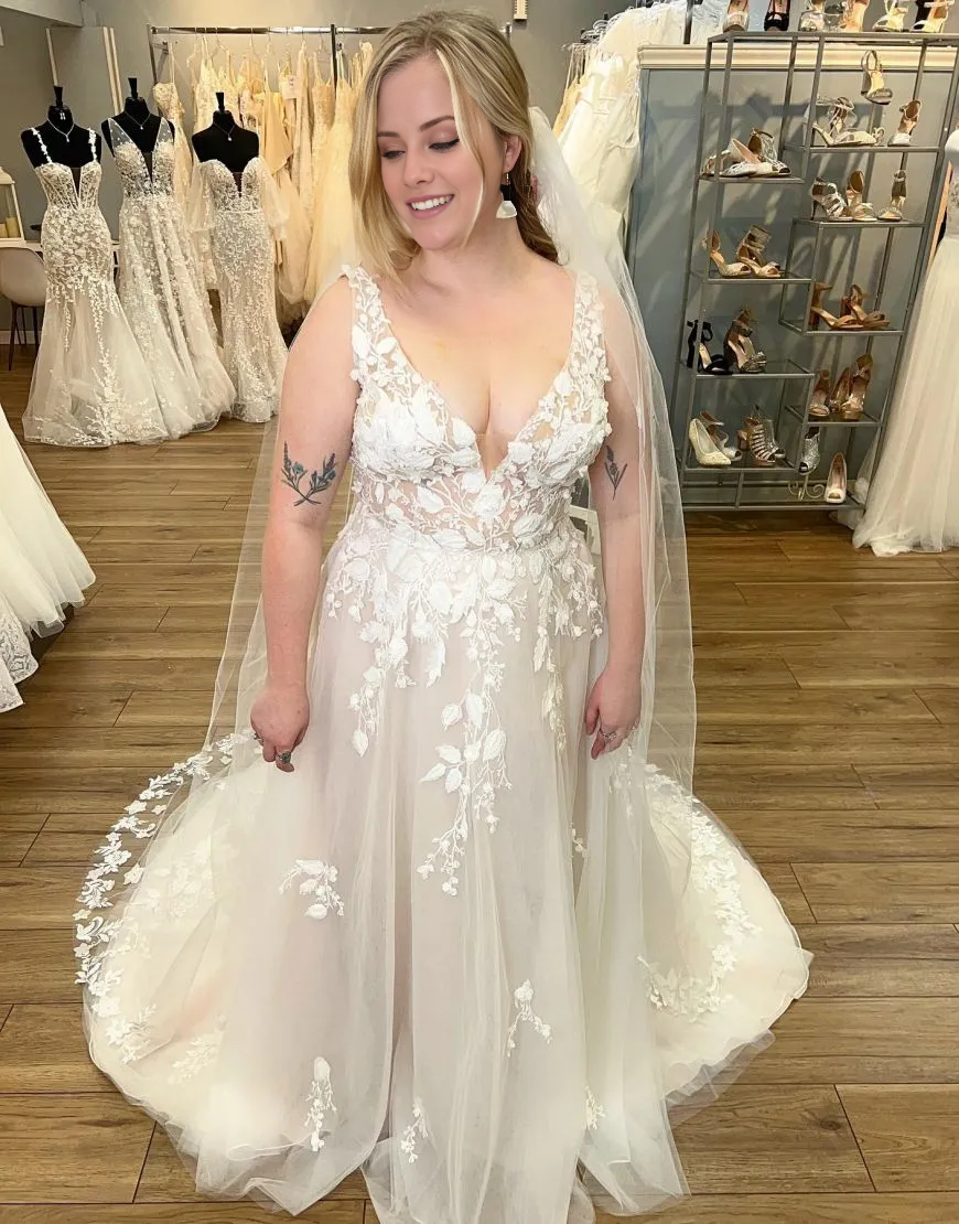 Wholesale Wedding Dress A-Line V-Neck Plus Size With Appliques