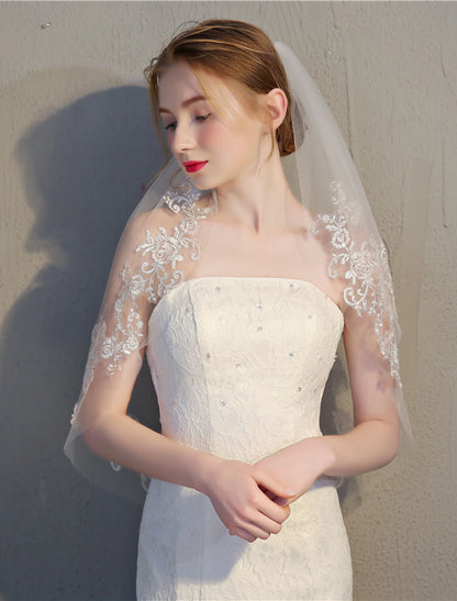 Wholesale Two-tier Stylish / Lace Applique Edge Wedding Veil Elbow Veils with Appliques 27.56 in (70cm) Lace / Tulle