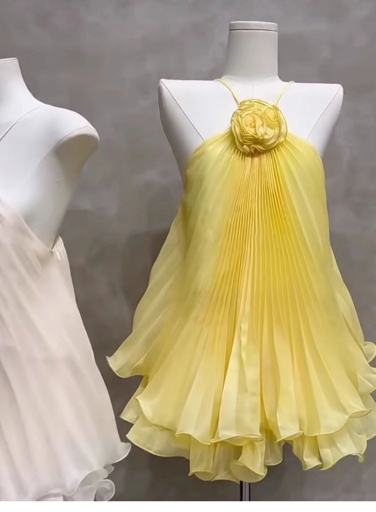 Aimishang Chic A line Yellow Summer Sleeveless Pleated Short Graduation Party Dress Sweet Homecoming Dress With Flower