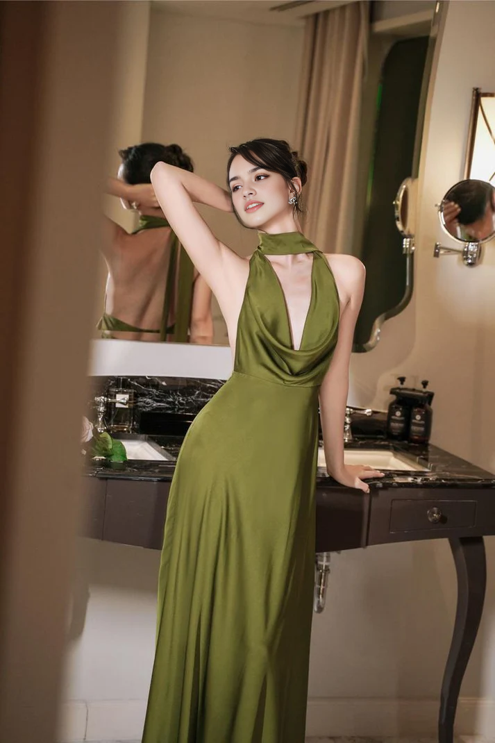 Aimishang Elegant A Line Halter Open Back Long Prom Dresses Sleeveless Charming Evening Party Dress for Women
