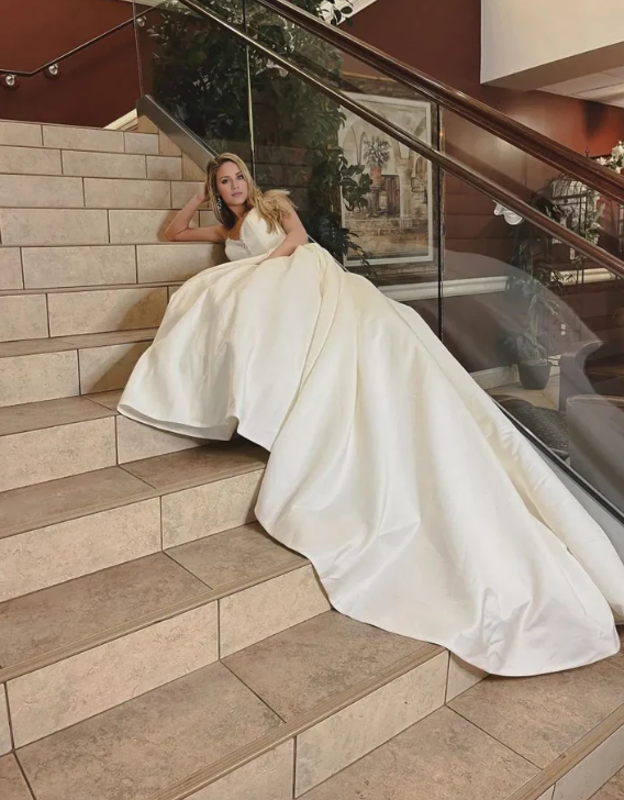 Aimishang Elegant Noble A-line V-Neck Chapel Train Satin Wedding Dress With Beading Chic Bridal Gown