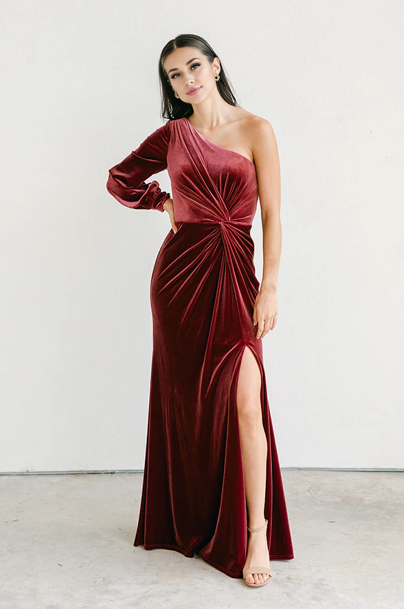 Wholesale Fashionable and Beautiful Velvet dress Velvet Bridesmaid Dress Single shoulder long sleeved Prom Dresses