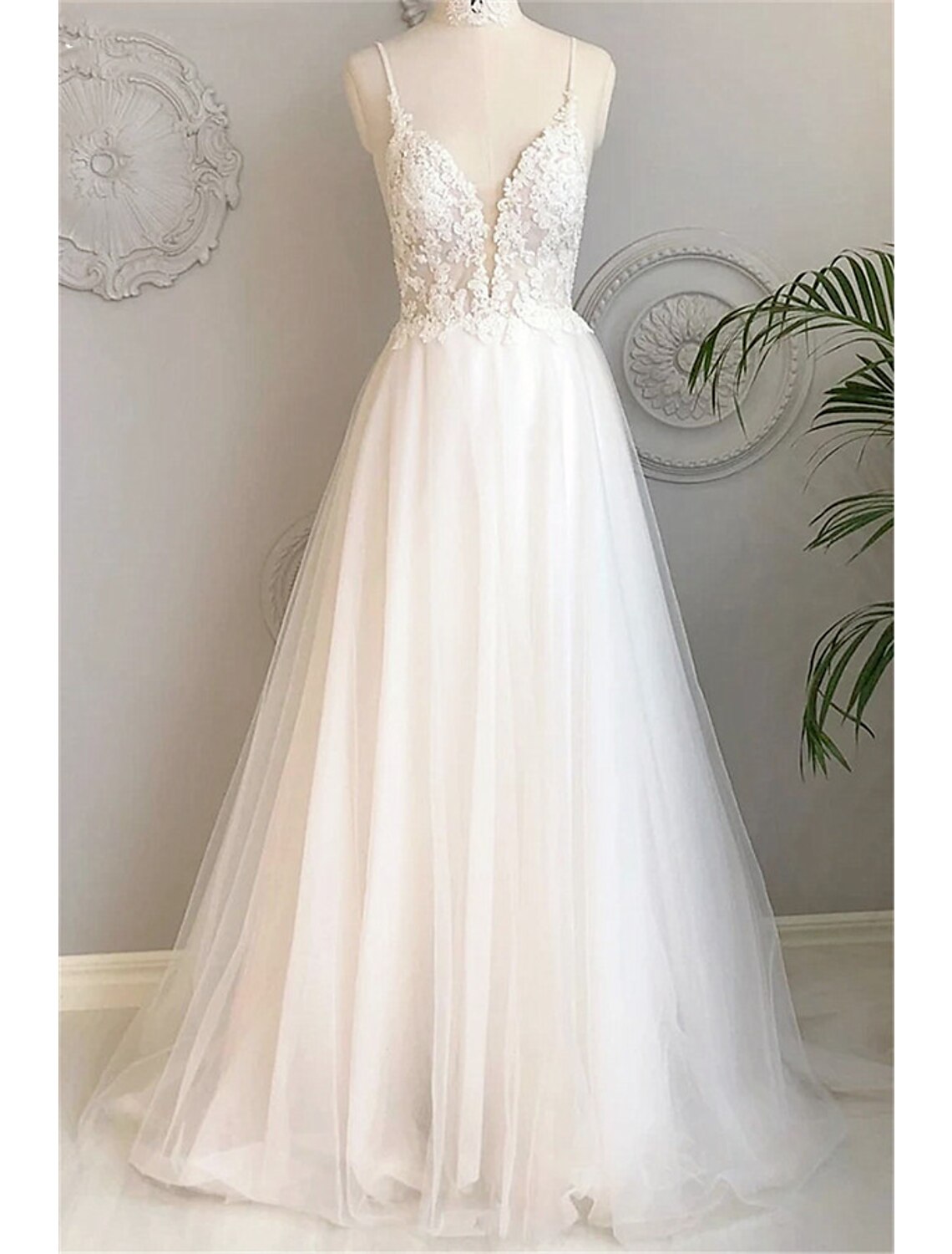 wholesale  Beach Wedding Dresses A-Line Sweetheart Camisole Spaghetti Strap Court Train Lace Bridal Gowns With Buttons Appliques