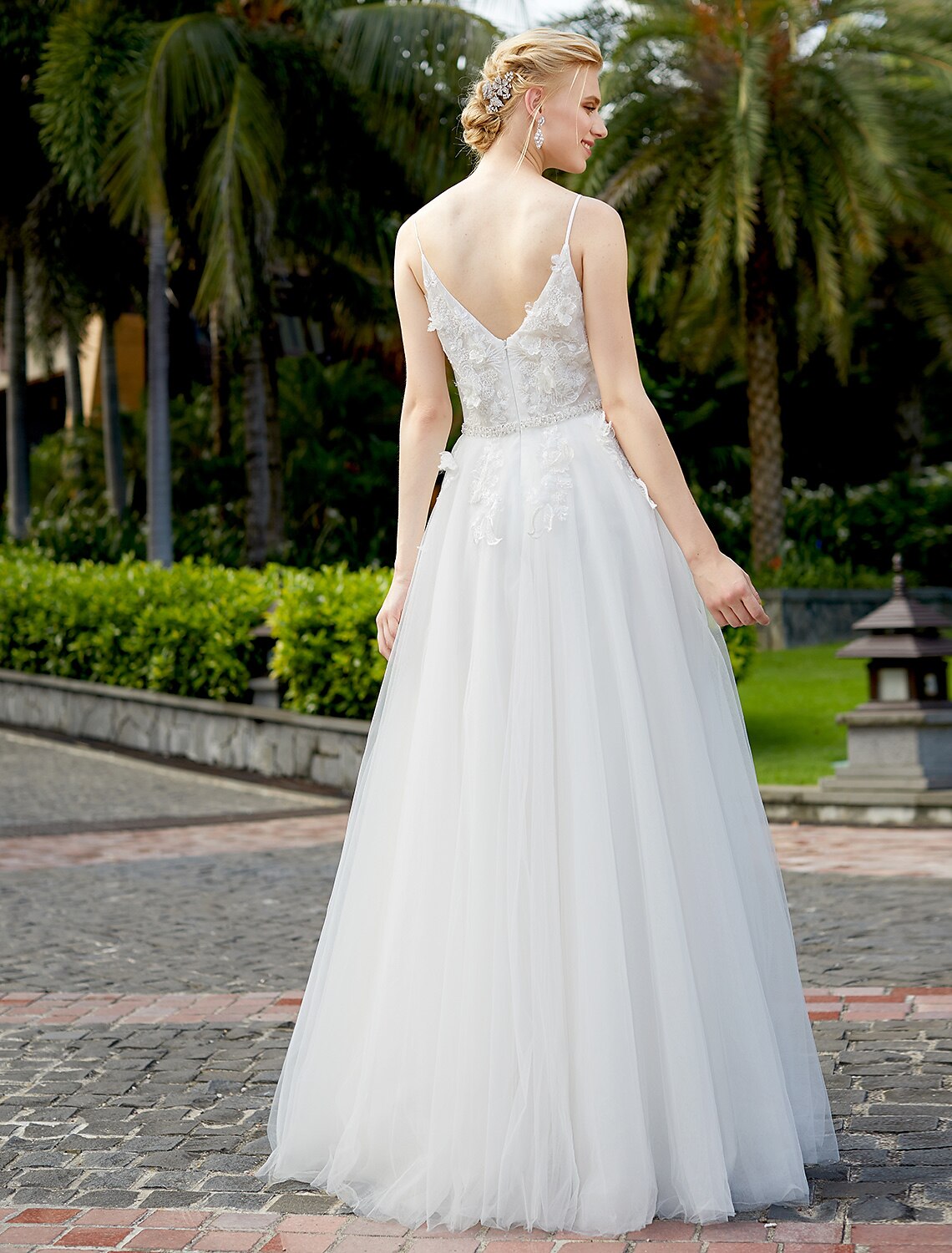 wholesale  Reception Wedding Dresses A-Line Plunging Neck Sleeveless Floor Length Tulle Over Lace Bridal Gowns With Sashes / Ribbons Beading