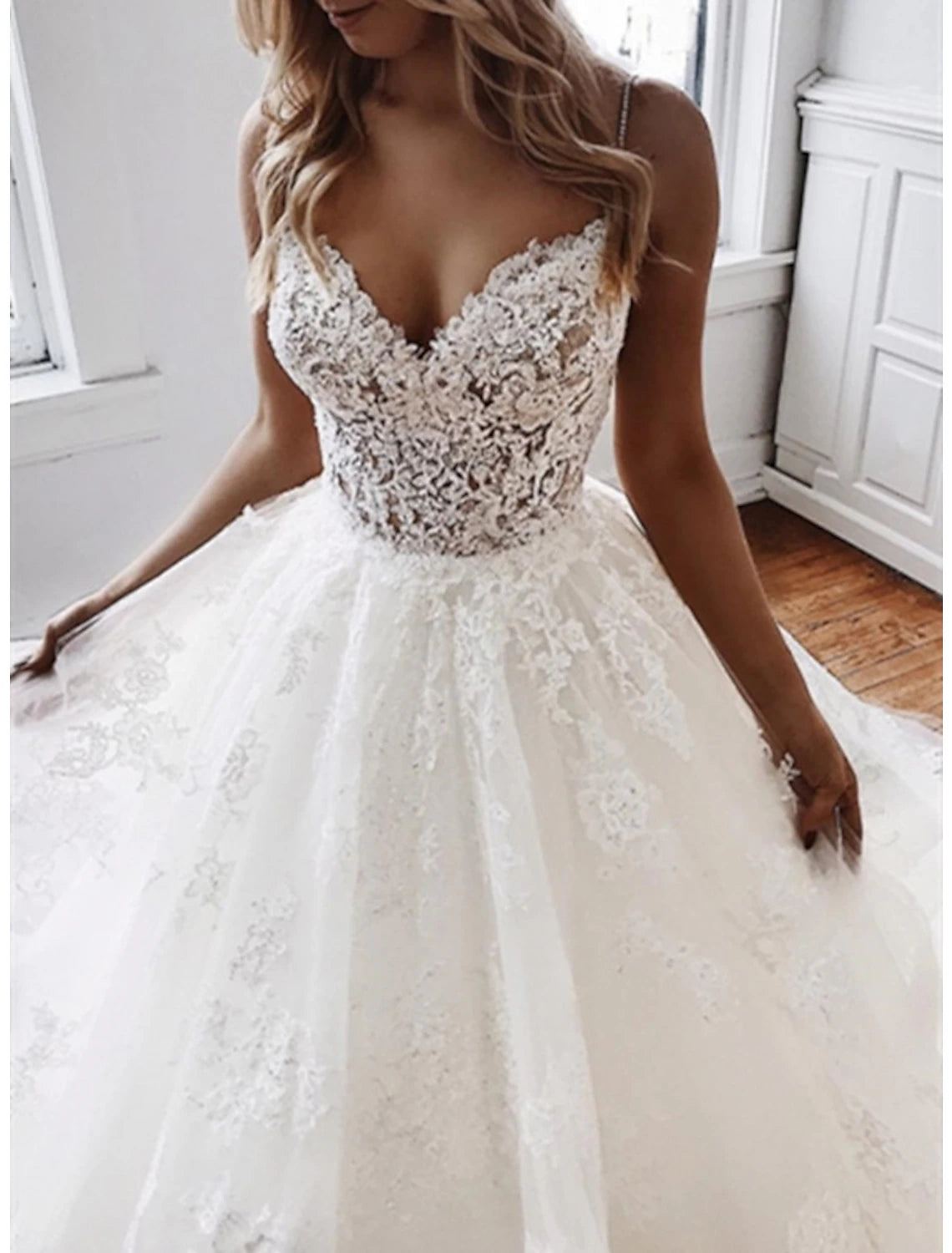 Wholesa Engagement Formal Wedding Dresses Ball Gown Sweetheart Camisole Spaghetti Strap Chapel Train Lace Bridal Gowns With Appliques