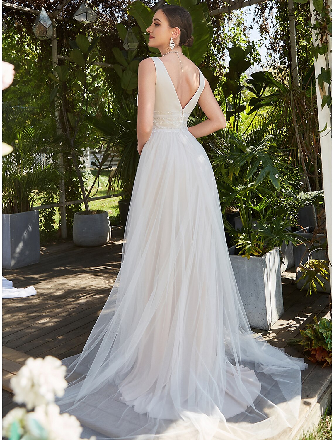 Wholesale Reception Casual Wedding Dresses A-Line V Neck Sleeveless Sweep / Brush Train Tulle Bridal Gowns With Lace Embroidery Summer Wedding Party