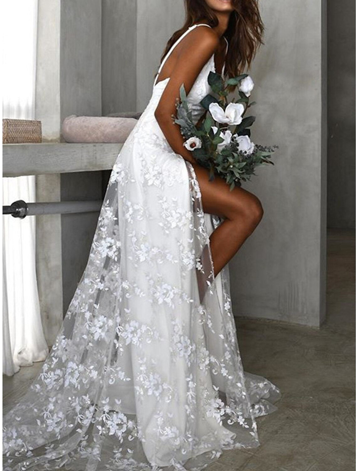 Wholesa Beach Wedding Dresses A-Line Camisole V Neck Spaghetti Strap Court Train Lace Bridal Gowns With Appliques Split Front