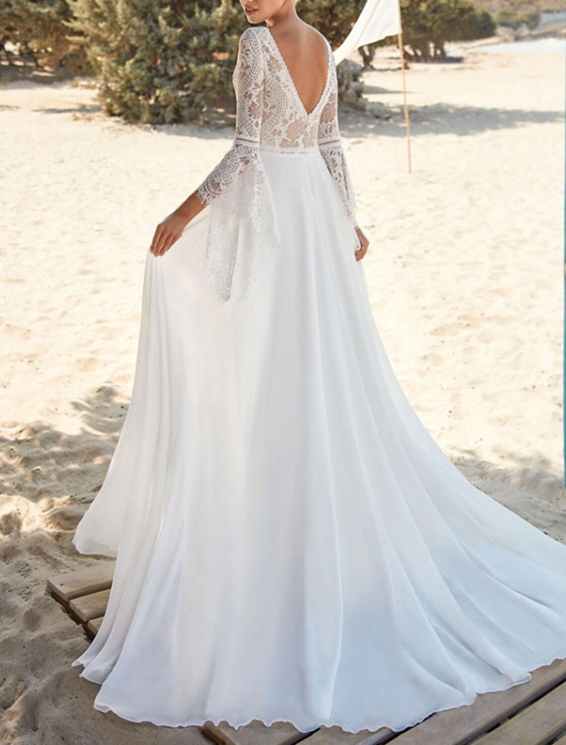 Wholesa Beach Open Back Boho Wedding Dresses A-Line V Neck Long Sleeve Sweep / Brush Train Chiffon Bridal Gowns With Pleats