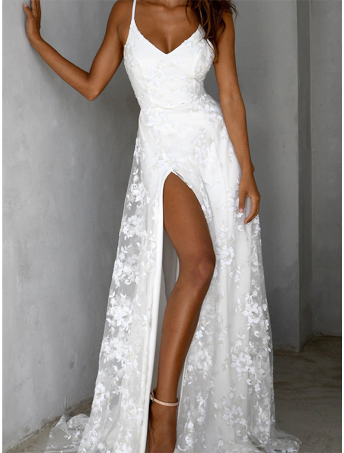 Wholesa Beach Wedding Dresses A-Line Camisole V Neck Spaghetti Strap Court Train Lace Bridal Gowns With Appliques Split Front