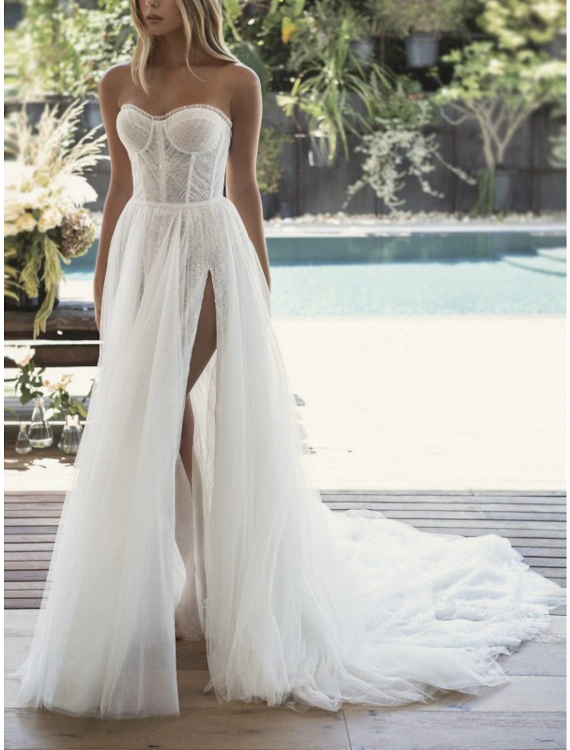 Wholesa Beach Sexy Wedding Dresses A-Line Sweetheart Strapless Court Train Lace Bridal Gowns With Pleats Split Front