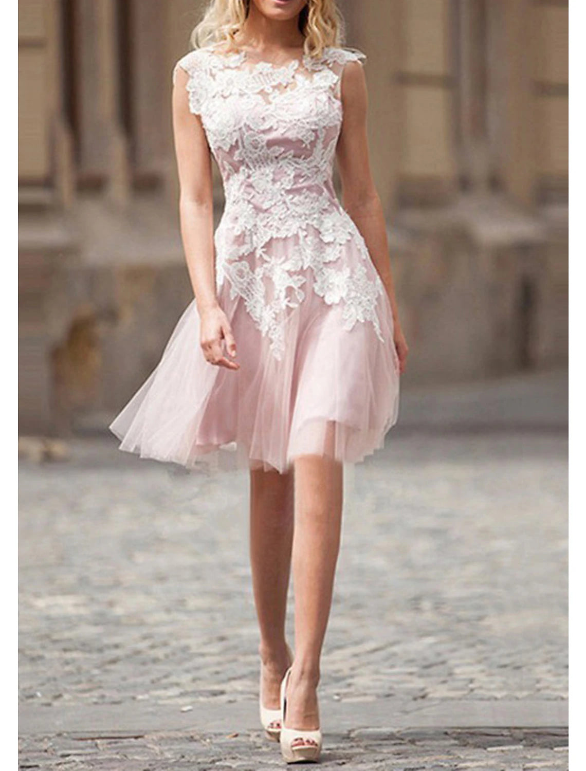 wholesale Tulle Bridesmaid Dress A-Line/Princess Bateau Knee-Length With Appliqued