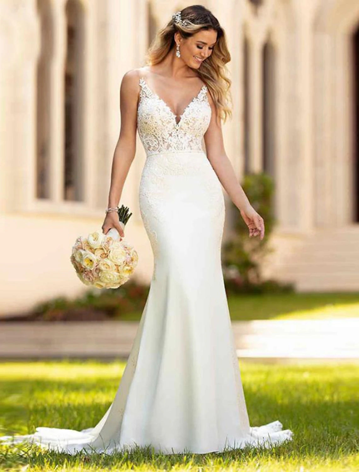 Wholesale Engagement Open Back Sexy Formal Wedding Dresses Mermaid / Trumpet V Neck Sleeveless Court Train Lace Bridal Gowns With Appliques 2023 Summer Wedding Party