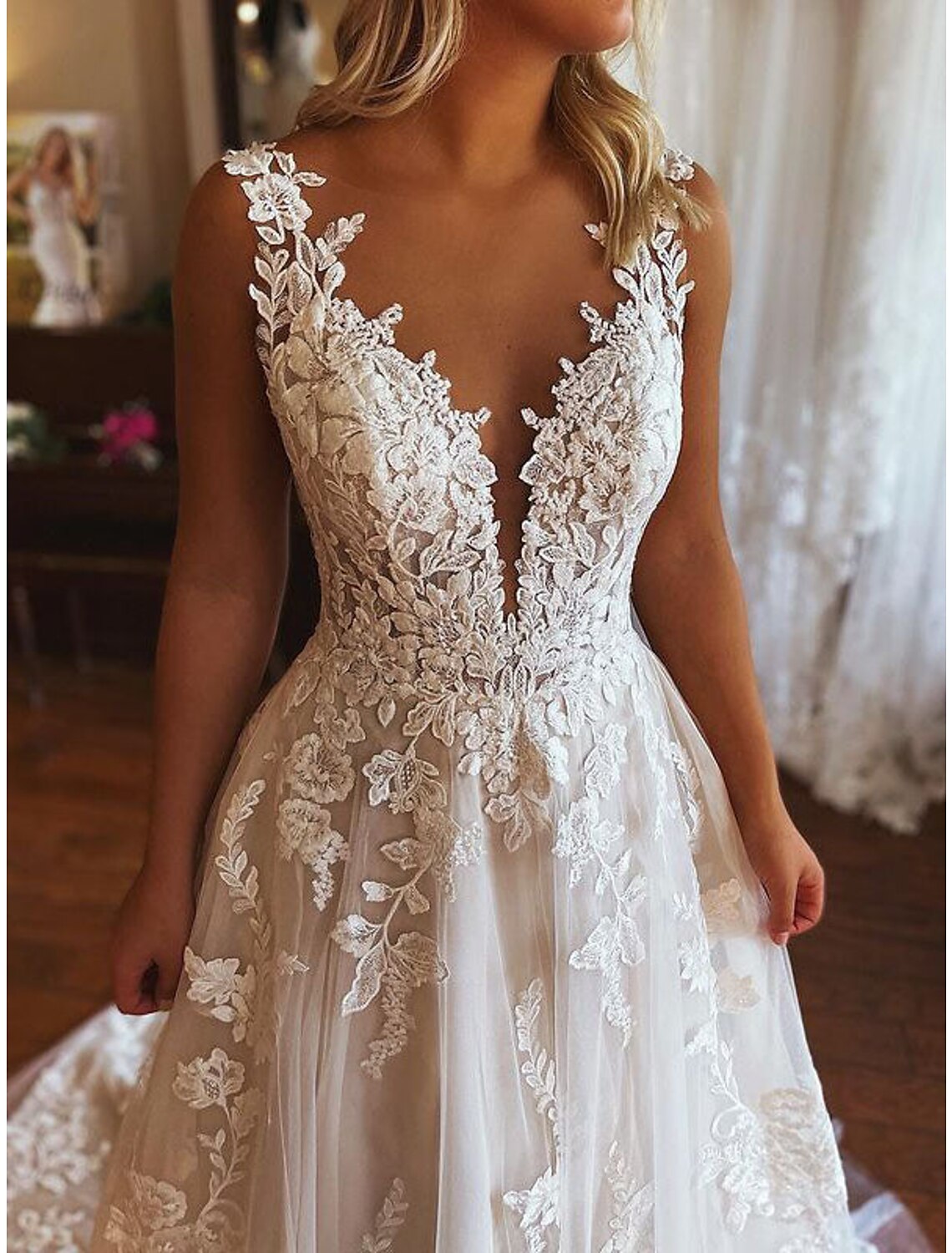 Wholesa Engagement Formal Wedding Dresses A-Line V Neck Sleeveless Chapel Train Lace Bridal Gowns With Appliques