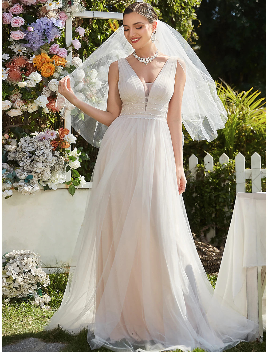 Wholesale Reception Casual Wedding Dresses A-Line V Neck Sleeveless Sweep / Brush Train Tulle Bridal Gowns With Lace Embroidery Summer Wedding Party