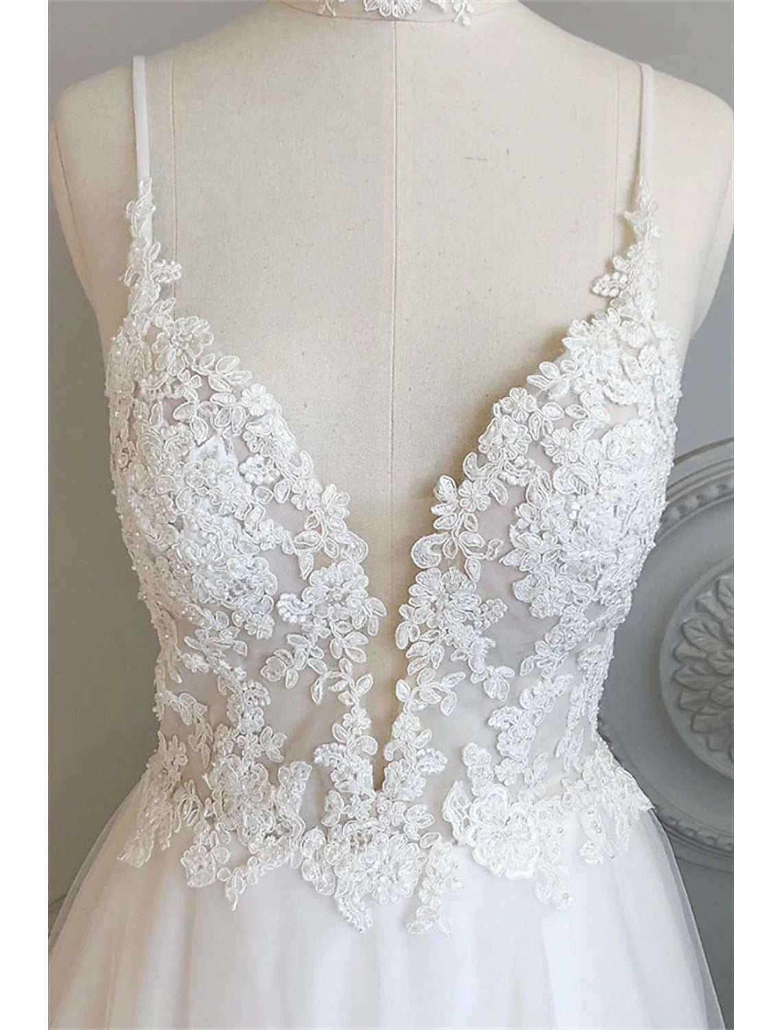 wholesale  Beach Wedding Dresses A-Line Sweetheart Camisole Spaghetti Strap Court Train Lace Bridal Gowns With Buttons Appliques