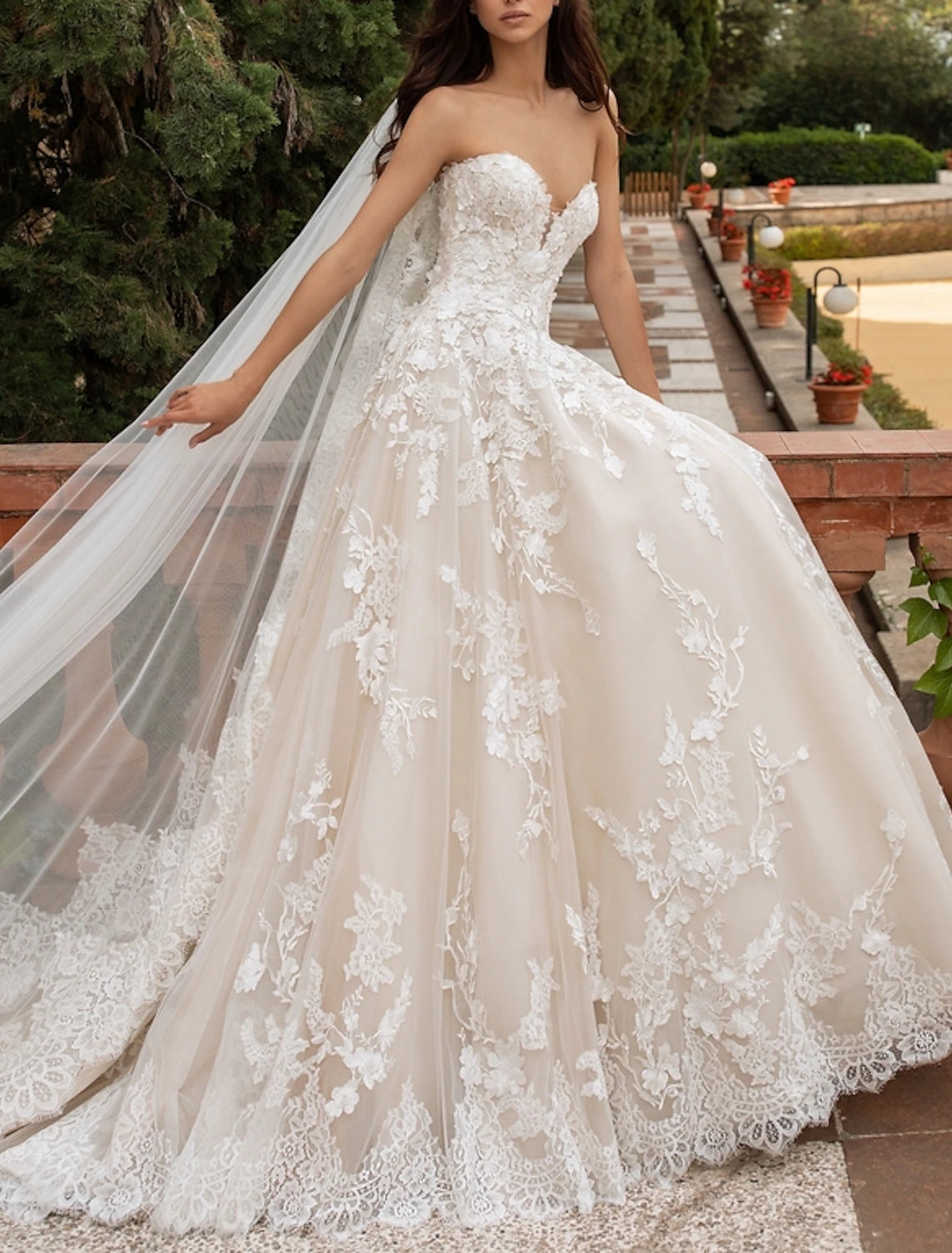 Wholesa Engagement Formal Wedding Dresses Ball Gown Sweetheart Strapless Court Train Lace Bridal Gowns With Appliques