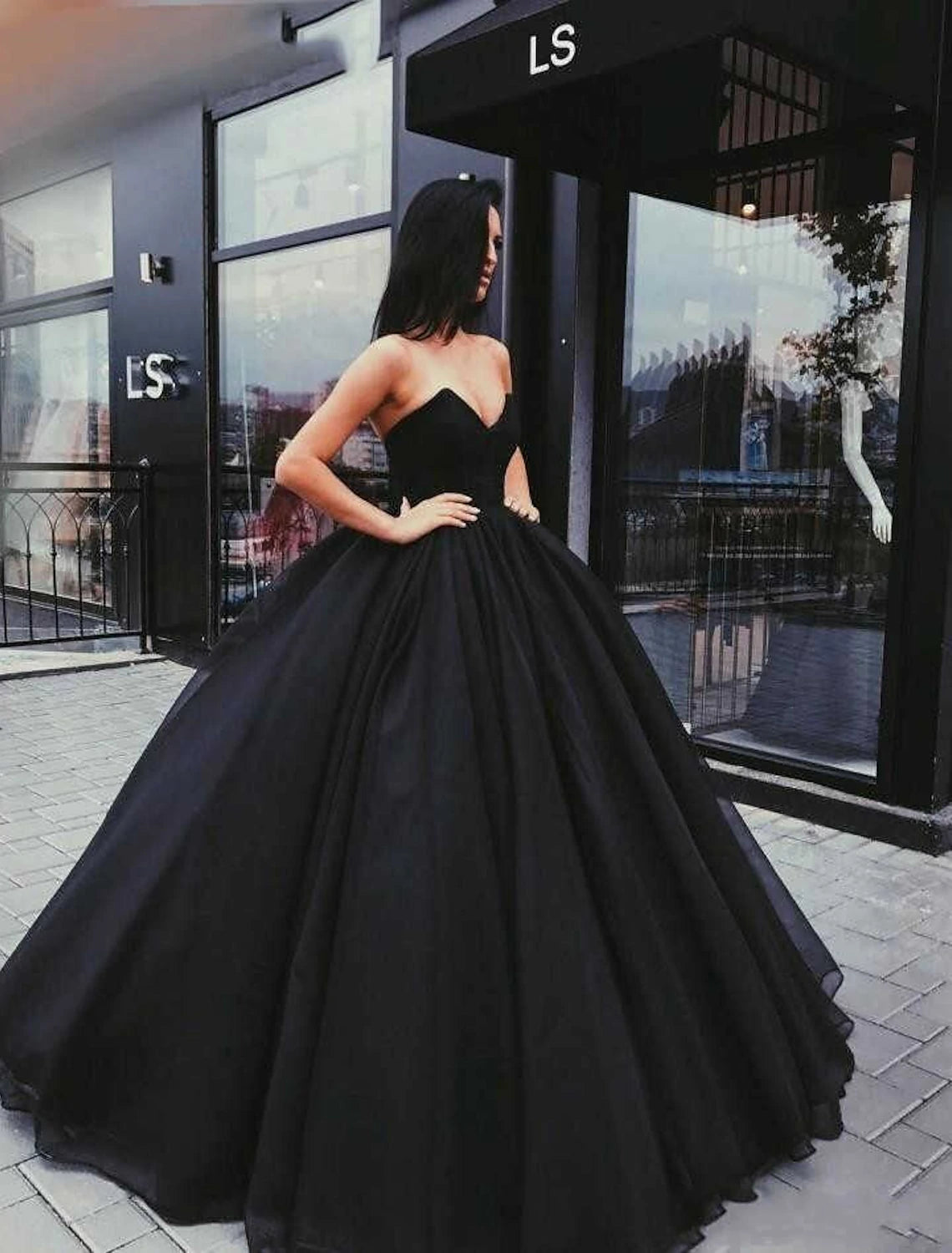 Wholesale Engagement Gothic Black Wedding Dresses Formal Ball Gown Sweetheart Strapless Floor Length Satin Bridal Gowns With Draping Summer Fall Halloween Wedding Party