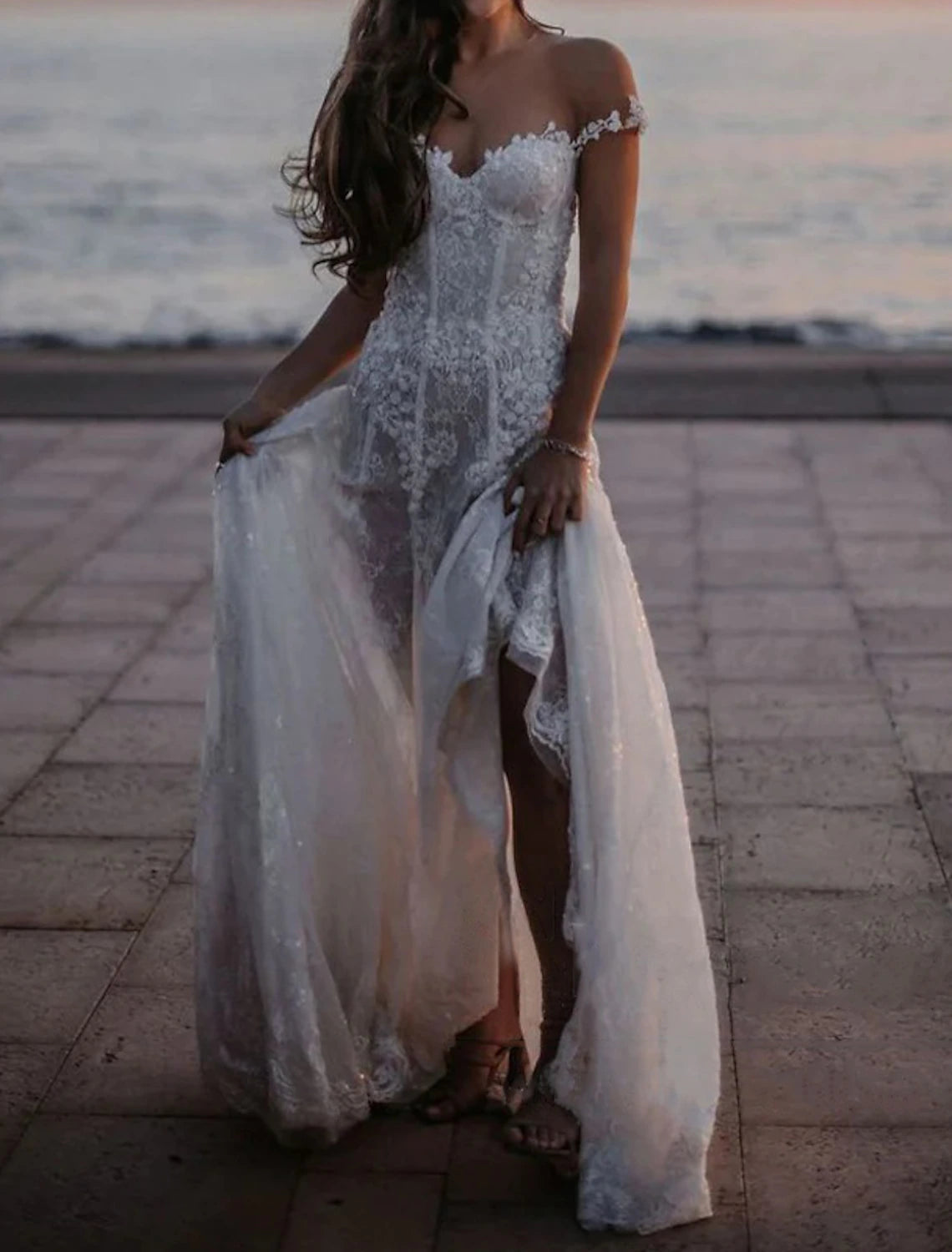 Wholesa Beach Open Back Boho Wedding Dresses A-Line Off Shoulder Cap Sleeve Court Train Lace Bridal Gowns With Appliques Solid Color