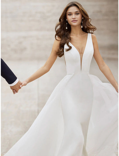 Wholesale Beach Wedding Dresses Two Piece V Neck Sleeveless Court Train Satin Bridal Gowns With Pattern 2023 Summer Wedding Party